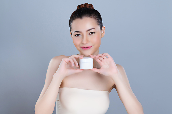 포토 JPG 해외이미지 응시 여자 한명 들기 상반신 성인 앞모습 뷰티 깨끗함 화장품 용기 공병 성인여자한명만 해외202309 해외포토 1 그릇 시선 뷰포인트 컨셉 모션 사람 병_담는 여자한명만 성인여자만 파일형식