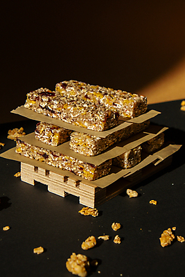 포토 JPG 해외이미지 사람없음 갈색 쌓기 견과류 부스러기 에너지바 그래놀라 글루텐프리 해외202309 해외포토 음식 컬러 모션 파일형식