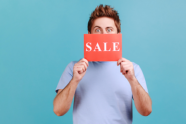 포토 JPG 해외이미지 알파벳 남자 한명 들기 상반신 성인 앞모습 파란색 세일 팻말 절약 입가림 성인남자한명만 해외202309 해외포토 1 영어 뷰포인트 컬러 컨셉 모션 프레임 사람 가림 남자한명만 성인남자만 파일형식