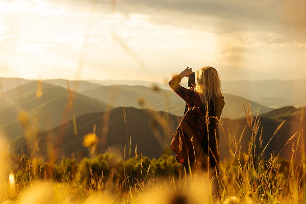 포토 JPG 해외이미지 여자 여행 배낭 하늘 휴식 산 한명 들기 성인 야외 뒷모습 스마트폰 여행객 평화 사진촬영 하이킹 행성 풀잎 성인여자한명만 해외202309 해외포토 1 뷰포인트 컨셉 잎 가방 모션 레저 사람 핸드폰 스마트기기 우주 촬영 풀_식물 여자한명만 성인여자만 파일형식
