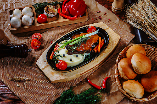 포토 JPG 해외이미지 전통 접시 디자인 음식 빵 채소 재료 탁자 감자 육류 요리 사람없음 세트 식사 저녁식사 샐러드 소고기 튀김 신선 뜨거움 고명 소시지 맛 그릴 아침식사 두루마리 굽기 메뉴 베이컨 점심식사 그라탱 벨로루시 삶기 우크라이나 캐서롤 맛있는 해외202309 해외포토 식기 유럽 가구 컨셉 식재료 주방용품 서양음식 돼지고기 용기_그릇 가공식품 구이 파일형식