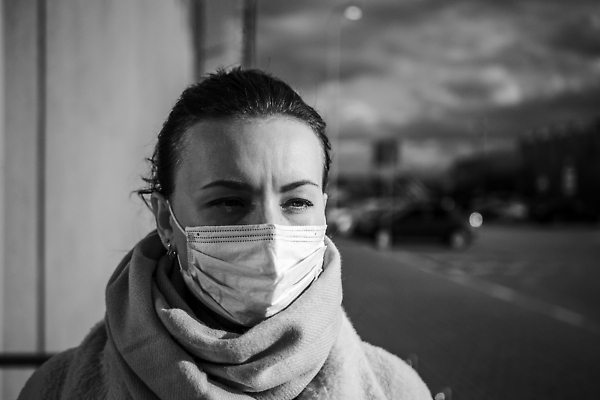 포토 JPG 해외이미지 백인 1 라이프스타일 유럽 얼굴 여행 백그라운드 거리 프레임 건강 경고 가면 한명 안전 사람 야외 뷰티 여행객 고통 환자 흰색 도시 바이러스 보호 질병 감염 전염병 해외202309 해외포토 서양인 감정 나라 컬러 컨셉 의학 생활 신체부위 파일형식