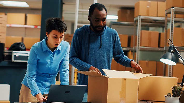 포토 JPG 해외이미지 백인 여자 남자 흑인 노동자 실내 상반신 성인 두명 앞모습 노트북 상자 작업 물류창고 성인만 해외202309 해외포토 서양인 직업 뷰포인트 사람 내부 전자제품 창고 파일형식