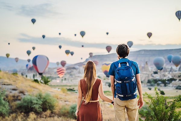포토 JPG 해외이미지 부부 여자 남자 여행 하늘 성인 야외 두명 뒷모습 아웃포커스 손잡기 일몰 로맨틱 열기구 성인만 튀르키예 해외202309 해외포토 커플 아시아 뷰포인트 컨셉 항공교통 모션 촬영기법 사람 노을 파일형식