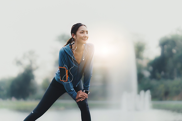 포토 JPG 해외이미지 백인 라이프스타일 공원 여자 행복 도로 스포츠 신체 모션 자연 아침 건강 한명 미소 사람 성인 야외 여름 운동복 달리기 조깅 운동 뷰티 활발 도시 연습 마라톤 달리기선수 해외202309 해외포토 주간 서양인 1 옷 계절 공공시설 감정 길 컨셉 교통시설 표정 경기 생활 육상스포츠 생태계 육상선수 파일형식