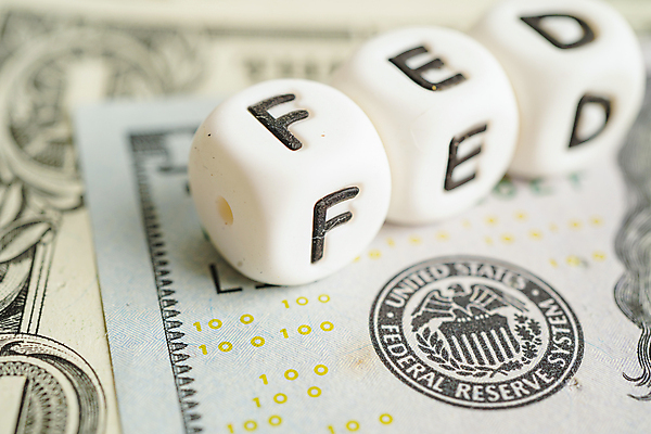 포토 JPG 해외이미지 지폐 돈 비즈니스 사람없음 건물 금융 경제 세계 달러 동전 미국 성장 시장 재산 황금 먹여주기 심볼 사인 속도 무역 투자 독수리 시스템 대출 빚 관심 기관 워싱턴 위기 인출 정부 정책 제어 해외202309 해외포토 건축물 산업 북아메리카 조류 먹기 파일형식