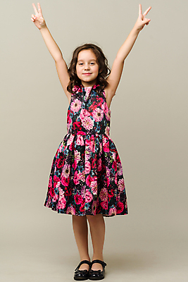 포토 JPG 해외이미지 라이프스타일 드레스 꽃 행복 얼굴 어린이 백그라운드 장난 학교 놀이 휴가 실내 한명 서기 미소 사람 여름 빛 뷰티 유행 기쁨 회색 흰색 표현 달콤 긍정 고립 몽환 해외202309 해외포토 식물 1 옷 계절 교육 감정 컬러 컨셉 모션 표정 내부 생활 신체부위 맛 파일형식