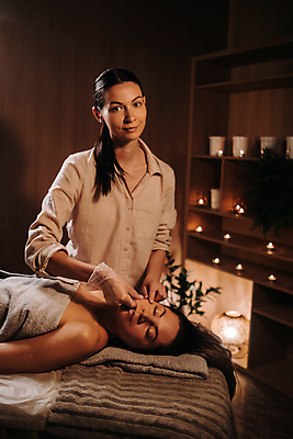 포토 JPG 해외이미지 여자 실내 상반신 성인 두명 옆모습 눕기 눈감음 스파 마사지 누름 마사지사 바디케어 안마사 성인여자만 해외202309 해외포토 직업 뷰포인트 모션 사람 내부 여자만 성인만 파일형식