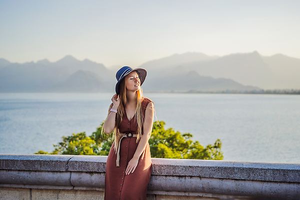 포토 JPG 해외이미지 모델 여자 행복 바다 여행 배낭 자연 하늘 휴가 휴식 산 항해 한명 사람 야외 물 파란색 뷰티 자유 안개 역사 정상 지중해 언덕 칠면조 절정 튀르키예 해외202309 해외포토 자연요소 1 감정 아시아 컬러 컨셉 배_교통 가방 조류 날씨 생태계 파일형식