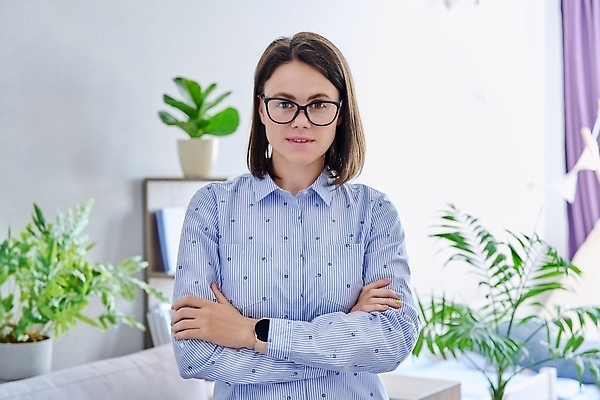 포토 JPG 해외이미지 백인 모델 학생 라이프스타일 여자 행복 얼굴 포즈 비즈니스 성공 노동자 주택 갈색머리 실내 건강 한명 서기 미소 사람 성인 뷰티 유행 기쁨 표현 비즈니스우먼 자신감 긍정 스타일 해외202309 해외포토 서양인 직업 1 헤어스타일 감정 컨셉 모션 표정 내부 건물 생활 신체부위 직장인 파일형식