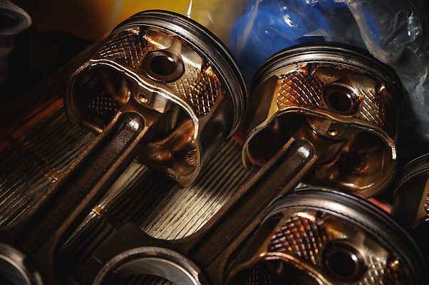 포토 JPG 해외이미지 부분 자동차 사람없음 금속 기계 장비 과학기술 흰색 반지 은색 철 연료 엔진 모터 연소 디젤 실린더 옛날 자동 중고 차고 철강 해외202309 해외포토 육상교통 컬러 장신구 재질 기술 파일형식