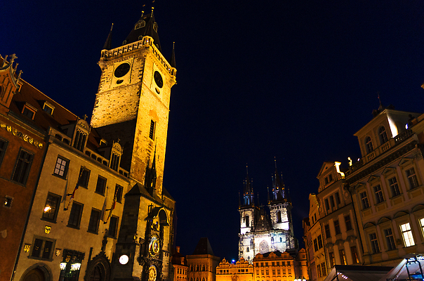 포토 JPG 해외이미지 응시 유럽 시계 여행 건축양식 거리 사람없음 야외 건물 교회 탑 새벽 도시 홀 센터 중세 역사 야간 저녁 정사각형 체코 프라하 타운 고딕 공화국 구시가지 랜드마크 보헤미아 수도권 옛날 전후 해외202309 해외포토 자연요소 도형 건축물 시선 건축 나라 종교건축 공간 비교 지역 파일형식