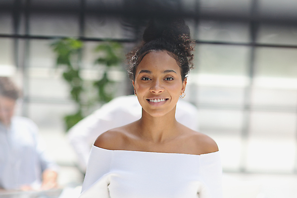 포토 JPG 해외이미지 직업 라이프스타일 응시 여자 행복 비즈니스 사업가 성공 직장 실내 사람 인종 두명 가로 사무실 뷰티 유행 카메라 검은색 화장품 표현 업무 비즈니스우먼 자신감 연결 결심 휴대용 종업원 싱글 리더 교차 스타일 해외202309 해외포토 시선 감정 컬러 컨셉 회사 내부 생활 전자제품 작업 직장인 오브젝트 파일형식