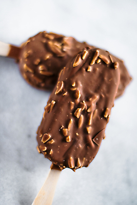 포토 JPG 해외이미지 아이스크림 사람없음 초콜릿 견과류 달콤 막대아이스크림 해외202309 해외포토 디저트 맛 파일형식