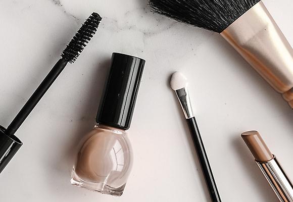 포토 JPG 해외이미지 백그라운드 사람없음 립스틱 고급 마스카라 매니큐어 대리석 메이크업브러쉬 해외202309 해외포토 컨셉 재료 화장품 붓 파일형식