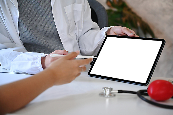 포토 JPG 해외이미지 손 여자 청진기 한명 상반신 성인 신체부위 태블릿 진료 가리킴 보여주기 성인여자한명만 카피스페이스 해외포토 1 의학 의료기기 모션 사람 손짓 전자제품 스마트기기 공백 여자한명만 성인여자만 파일형식