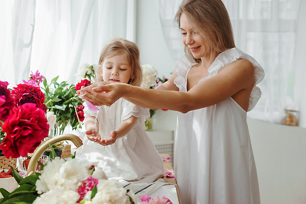 포토 JPG 해외이미지 원피스 여자 꽃 어린이 상반신 성인 두명 옆모습 물 금발 흰색 커튼 싱크대 손모으기 여자만 소녀만 해외202309 해외포토 자연요소 식물 헤어스타일 옷 뷰포인트 컬러 사람 손짓 개수대 어린이만 파일형식