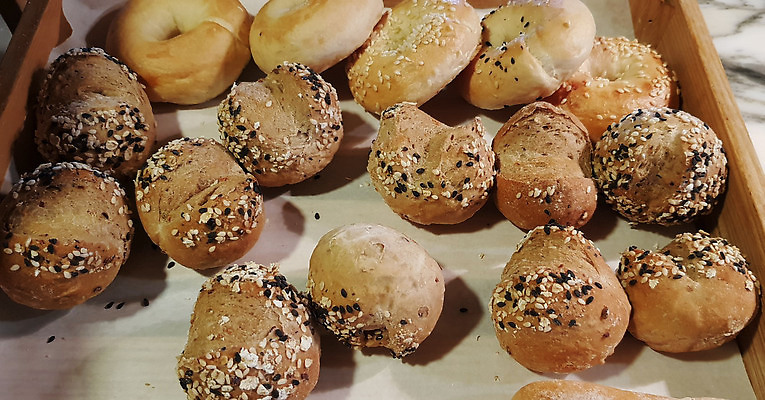 포토 JPG 해외이미지 음식 빵 백그라운드 패턴 공 휴가 요리 사람없음 목재 빛 갈색 주방 식사 저녁식사 카페 빵집 흰색 원형 황금 닫기 달콤 맛 아침식사 작음 두루마리 밀 굽기 만들기 밀가루 부드러움 통조림 점심식사 곰팡이 미니 이스트 해외202309 해외포토 도형 나무 컬러 컨셉 무늬 재료 모션 곡류 상점 감각 크기 가루 구이 파일형식