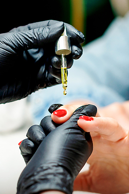 포토 JPG 해외이미지 손 장갑 백그라운드 관리 신체부위 화장품 화려 손톱관리 피부 책상 매니큐어 앰플 해외202309 해외포토 잡화 가구 컨셉 사람 뷰티 네일아트 파일형식