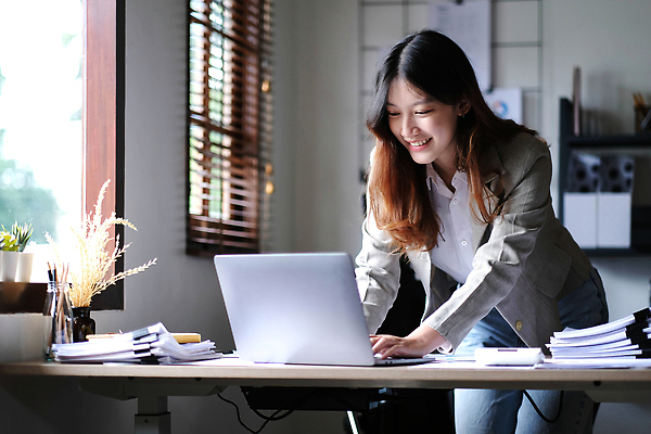 포토 JPG 해외이미지 백인 직업 라이프스타일 응시 여자 행복 포즈 비즈니스 사업가 성공 노동자 실내 한명 서기 사람 동양인 성인 사무실 뷰티 기쁨 업무 비즈니스우먼 자신감 우아함 종업원 미녀 경영자 문서 긍정 경영 해외202309 해외포토 서양인 1 시선 감정 컨셉 모션 인종 내부 생활 작업 직장인 미인 리더 파일형식