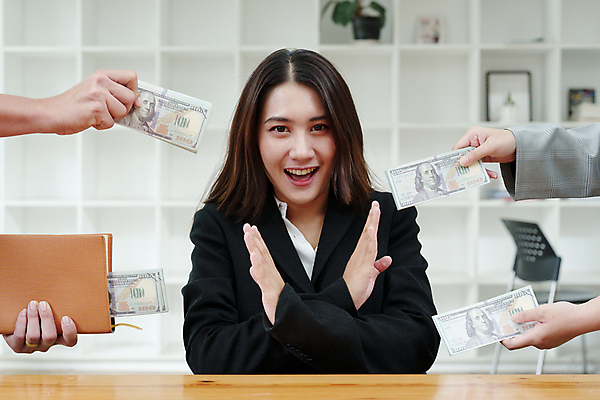 포토 JPG 해외이미지 손 여자 지폐 돈 비즈니스 한명 상반신 성인 앞모습 공책 범죄 X 거절 책상 서랍장 부정부패 성인여자한명만 해외202309 해외포토 1 알파벳 뷰포인트 가구 컨셉 문구용품 사람 신체부위 재산 여자한명만 성인여자만 파일형식