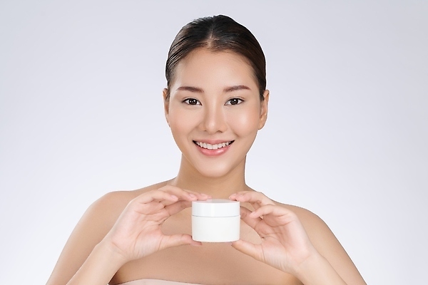 포토 JPG 해외이미지 여자 한명 들기 동양인 상반신 성인 앞모습 화장품 성인여자한명만 해외202309 해외포토 1 뷰포인트 모션 사람 인종 뷰티 여자한명만 성인여자만 파일형식