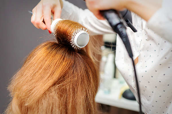 포토 JPG 해외이미지 헤어스타일 손 신체부위 뷰티 머리빗 우아함 드라이어 미용사 해외202309 해외포토 직업 컨셉 사람 미용용품 파일형식