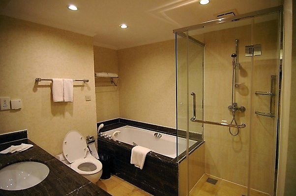 포토 JPG 해외이미지 유리 통 사람없음 수건 목욕 욕실 타일 싱크대 변기통 샤워실 해외202309 해외포토 재질 위생용품 청결 개수대 샤워시설 파일형식