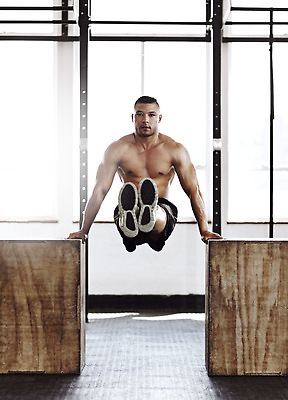 포토 JPG 해외이미지 전신 남자 근육 한명 성인 앞모습 운동 헬스장 자신감 성인남자한명만 버티다 해외202309 해외포토 1 감정 뷰포인트 모션 건강 사람 헬스 남자한명만 성인남자만 파일형식