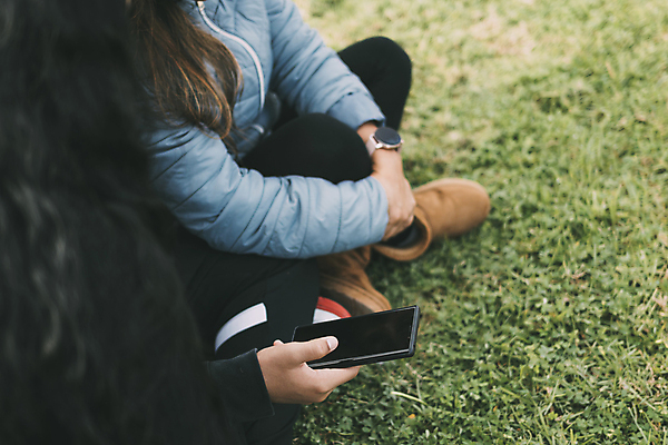 포토 JPG 해외이미지 나무 라이프스타일 공원 남자 문화 통신 자연 휴식 함께함 사람 인종 야외 가로 세명 스마트폰 스크린 우정 분위기 결합 시티라이프 단절 통일 화창 그리너리 사교적 정신건강 해외202309 해외포토 식물 공공시설 컨셉 날씨 건강 생활 친구 핸드폰 스마트기기 생태계 파일형식 트랜드컬러