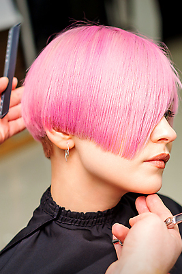 포토 JPG 해외이미지 손 여자 분홍색 한명 상반신 성인 옆모습 신체부위 머리카락 머리빗 미용실 미용사 머리손질 미용가위 성인여자한명만 해외202309 해외포토 직업 1 뷰포인트 컬러 가위_도구 사람 뷰티 머리 미용용품 뷰티샵 여자한명만 성인여자만 파일형식