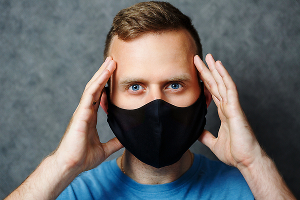 포토 JPG 해외이미지 백인 라이프스타일 남자 감정 얼굴 백그라운드 컨셉 건강 가면 마스크 한명 사람 성인 약 검은색 고통 죽음 바이러스 보호 질병 예방 감염 인플루엔자 전염병 카피스페이스 코로나바이러스 해외202309 해외포토 서양인 1 컬러 의학 생활 신체부위 공백 파일형식