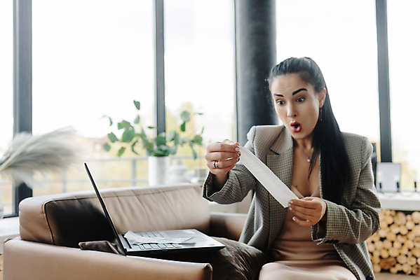 포토 JPG 해외이미지 라이프스타일 웰빙 여자 행복 백그라운드 돈 인터넷 비즈니스 주택 건강 한명 사람 앉기 성인 노트북 쇼핑 컴퓨터 뷰티 신용카드 큼 온라인쇼핑 온라인 계산서 해외202309 해외포토 1 감정 모션 건물 생활 금융 전자제품 재산 크기 파일형식