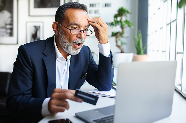포토 JPG 해외이미지 노년 남자 화분 한명 앉기 정장 상반신 앞모습 노트북 실버라이프 사무실 놀람 잡기 업무 비즈니스맨 신용카드 책상 실버취업 미간 손짚기 노인남자한명만 해외202309 해외포토 1 라이프스타일 옷 감정 뷰포인트 가구 비즈니스 모션 표정 사람 손짓 성인 금융 전자제품 구직 작업 직장인 남자한명만 노인남자만 파일형식