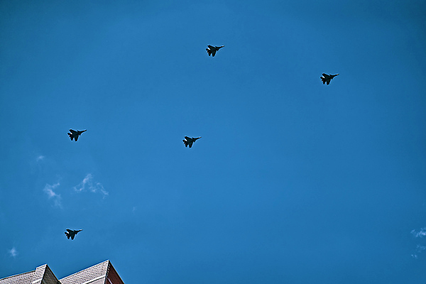 포토 JPG 해외이미지 무기 하늘 휴가 비행기 이벤트 사람없음 건물 파란색 축제 힘 공백 공연 그룹 공군 항공 속도 군용 전쟁 러시아 제트기 육군 보여주기 우주산업 애국심 에어쇼 곡예비행 대패 러시아인 스모그 폭격기 필승 카피스페이스 해외202309 해외포토 서양인 건축물 유럽 산업 컬러 항공교통 모션 대중교통 군대 우주 비행 우승 쇼 파일형식
