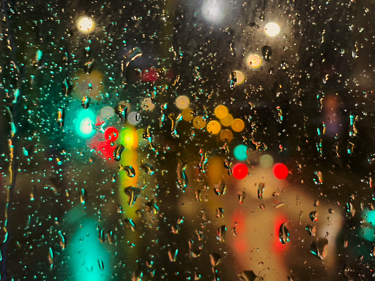 포토 JPG 해외이미지 계절 도로 컬러 여행 백그라운드 창문 교통시설 모션 자동차 유리 날씨 추상 거리 사람없음 빨간색 물 파란색 빛 컬러풀 반사 어둠 황혼 운전 젖음 가을 물방울 도시 고독 떨어짐 야간 저녁 소프트포커스 빗방울 보케 폭풍 타운 빛망울 블러 유흥 해외202309 해외포토 자연요소 감정 길 육상교통 교통 컨셉 무늬 재질 촬영기법 일몰 비_날씨 시설 파일형식