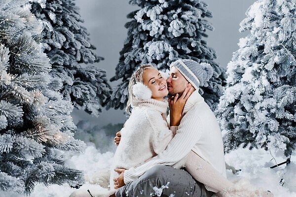 포토 JPG 해외이미지 커플 계절 여자 남자 행복 크리스마스 2 겨울 가족 관계 포옹 휴가 새해 주택 함께함 선물 사랑 사람 두명 손잡기 산책 추위 흰색 시골 축하 떨어짐 회전 교외 크리스마스이브 폭설 해외202309 해외포토 기념일 감정 컬러 컨셉 안기 모션 휴식 눈_날씨 건물 자연재해 파일형식