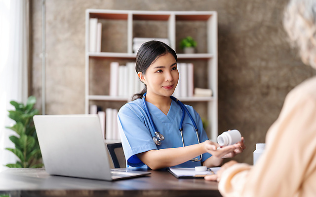 포토 JPG 해외이미지 백인 직업 여자 노년 남자 행복 할머니 주택 실내 건강 병원 사람 앉기 성인 두명 치료 약 건강관리 고통 환자 간호사 의사 도움 질병 장애인 은퇴 간호 서비스 방문 장애 간병인 돌봄 옛날 지원 헬프 해외202309 해외포토 서양인 감정 컨셉 의학 모션 관리 내부 건물 의료진 파일형식