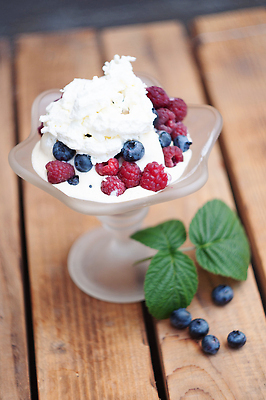 포토 JPG 해외이미지 디자인 열매 음식 컬러 포즈 백그라운드 과일 재료 자연 딸기 아이스크림 디저트 사탕 동양인 사람없음 목재 장식 파란색 갈색 냉동 얼음 우유 추위 흰색 신선 달콤 맛 민트 크림 국자 와플 바닐라 포상금 맛있는 해외202309 해외포토 자연요소 나무 식물 컨셉 돈 주방용품 유제품 인종 허브 생태계 파일형식