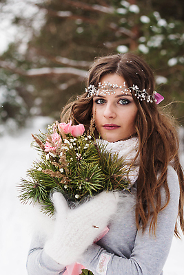 포토 JPG 해외이미지 나무 드레스 여자 리본 신부 꽃다발 한명 상반신 성인 야외 앞모습 설원 화관 털장갑 머리장식 성인여자한명만 해외202309 해외포토 식물 1 옷 꽃 뷰포인트 장갑 결혼 눈_날씨 사람 장식 여자한명만 성인여자만 파일형식