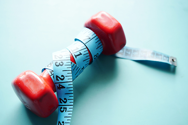 포토 JPG 해외이미지 컬러 컨셉 수업 건강 사람없음 빨간색 파란색 운동 아령 장비 몸무게 보디빌딩 측정 테이프 카피스페이스 해외202309 해외포토 교육 문구용품 헬스 공백 파일형식