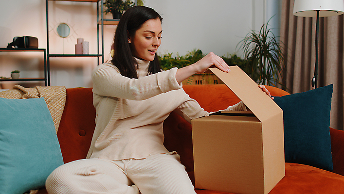 포토 JPG 해외이미지 백인 행복 아파트 주택 실내 선물 한명 미소 상자 세일 상점 놀람 기쁨 듣기 오픈 배달원 구매 상품 고객 서비스 만족 온라인쇼핑 팩 패키지 질서 온라인 판지 쇼퍼홀릭 승자 해외202309 해외포토 서양인 직업 1 감정 모션 표정 사람 내부 건물 쇼핑 화장품 예절 파일형식