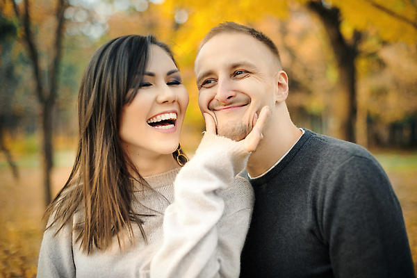 포토 JPG 해외이미지 백인 라이프스타일 커플 공원 행복 2 데이트 관계 함께함 사랑 사람 성인 야외 두명 뷰티 우정 기쁨 낭만 해외202309 해외포토 서양인 공공시설 감정 컨셉 생활 친구 파일형식