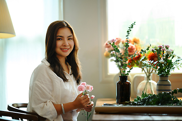 포토 JPG 해외이미지 응시 여자 꽃다발 잎 실내 한명 들기 동양인 상반신 성인 꽃병 꽃꽂이 원예 성인여자한명만 해외202309 해외포토 식물 1 시선 꽃 모션 사람 인종 취미 내부 여자한명만 성인여자만 파일형식