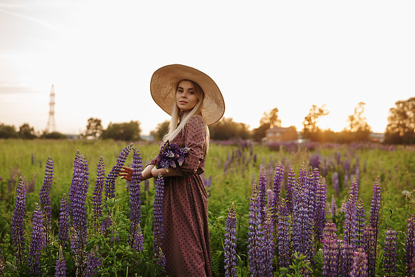 포토 JPG 해외이미지 드레스 꽃 행복 밭 자연 날씨 휴식 친절 건강 한명 잔디 야외 금발 햇빛 뷰티 걷기 보라색 화목 산책 기쁨 낭만 자유 신선 분위기 호흡 땅 허브 향수 주말 부드러움 밀짚 라일락 무료 해외202309 해외포토 식물 1 헤어스타일 옷 감정 컬러 컨셉 농업 모션 사람 태양 화장품 감각 짚 생태계 파일형식