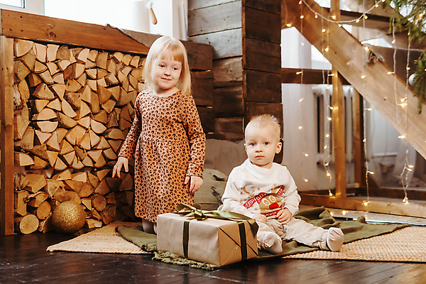 포토 JPG 해외이미지 전신 여자 남자 어린이 크리스마스 실내 남매 크리스마스선물 앉기 소년 앞모습 선물상자 빛 계단 카펫 무릎꿇기 알전구 크리스마스이브 홀리데이 어린이만 해외202309 해외포토 기념일 뷰포인트 전구 가족 모션 휴가 선물 사람 내부 상자 파일형식