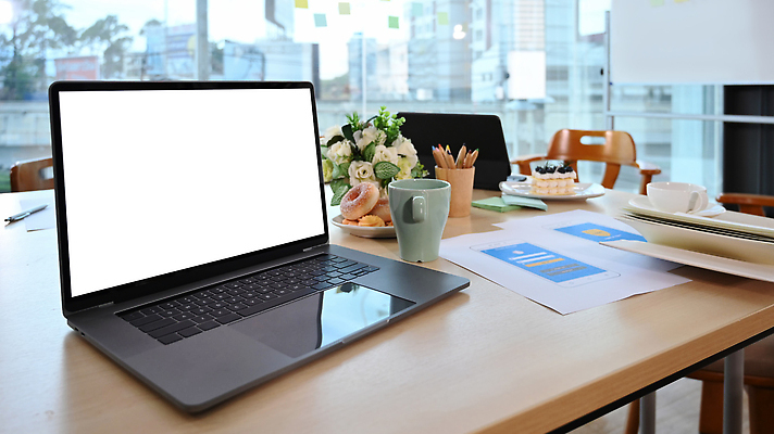 포토 JPG 해외이미지 접시 꽃 색연필 사람없음 책 노트북 쿠키 케이크 자료 머그컵 도넛 찻잔 창가 포스트잇 연필꽂이 나무책상 목업 카피스페이스 해외202309 해외포토 식물 식기 창문 문구용품 학용품 디저트 잔 목재 컵 전자제품 공백 메모지 책상 파일형식