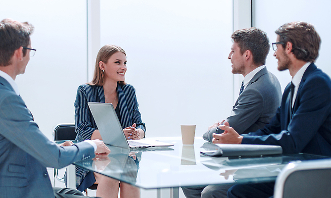 포토 JPG 해외이미지 백인 직업 응시 여자 남자 비즈니스 사업가 통신 탁자 성공 설계 직장 함께함 실내 대화 설명 사람 앉기 여러명 성인 노트북 사무실 방 업무 비즈니스맨 비즈니스우먼 그룹 계획 토론 스마트 책상 동료 직원 긍정 온라인 경영 브레인스토밍 해외202309 해외포토 서양인 시선 가구 다수 컨셉 회사 관계 모션 말하기 내부 전자제품 작업 직장인 파일형식