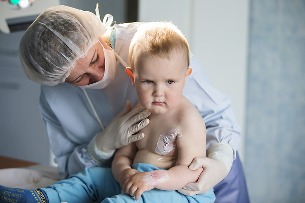 포토 JPG 해외이미지 1 응시 옷 어린이 친절 병원 관리 가면 소년 두명 희망 고통 간호사 의사 대접 잡기 뜨거움 수술 질병 상처 작음 가난 연도 간호 언니 병실 순서 돌봄 미안 헬프 화상 해외202309 해외포토 시선 남자 감정 컨셉 의학 가족 모션 사람 치료 의료진 도움 사죄 크기 자매 파일형식
