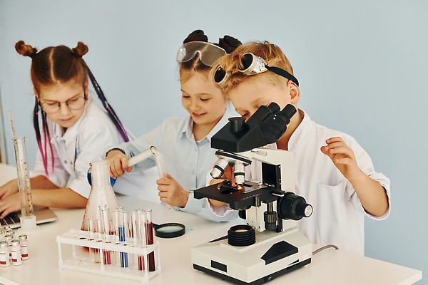 포토 JPG 해외이미지 여자 남자 어린이 돋보기 고글 소년 상반신 앞모습 세명 장비 흰색 책상 호기심 과학기구 구급약품 화학자 어린이만 해외202309 해외포토 감정 뷰포인트 컬러 가구 컨셉 사람 약 기구 과학자 파일형식